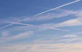 蓝色天空飞机轨道图片